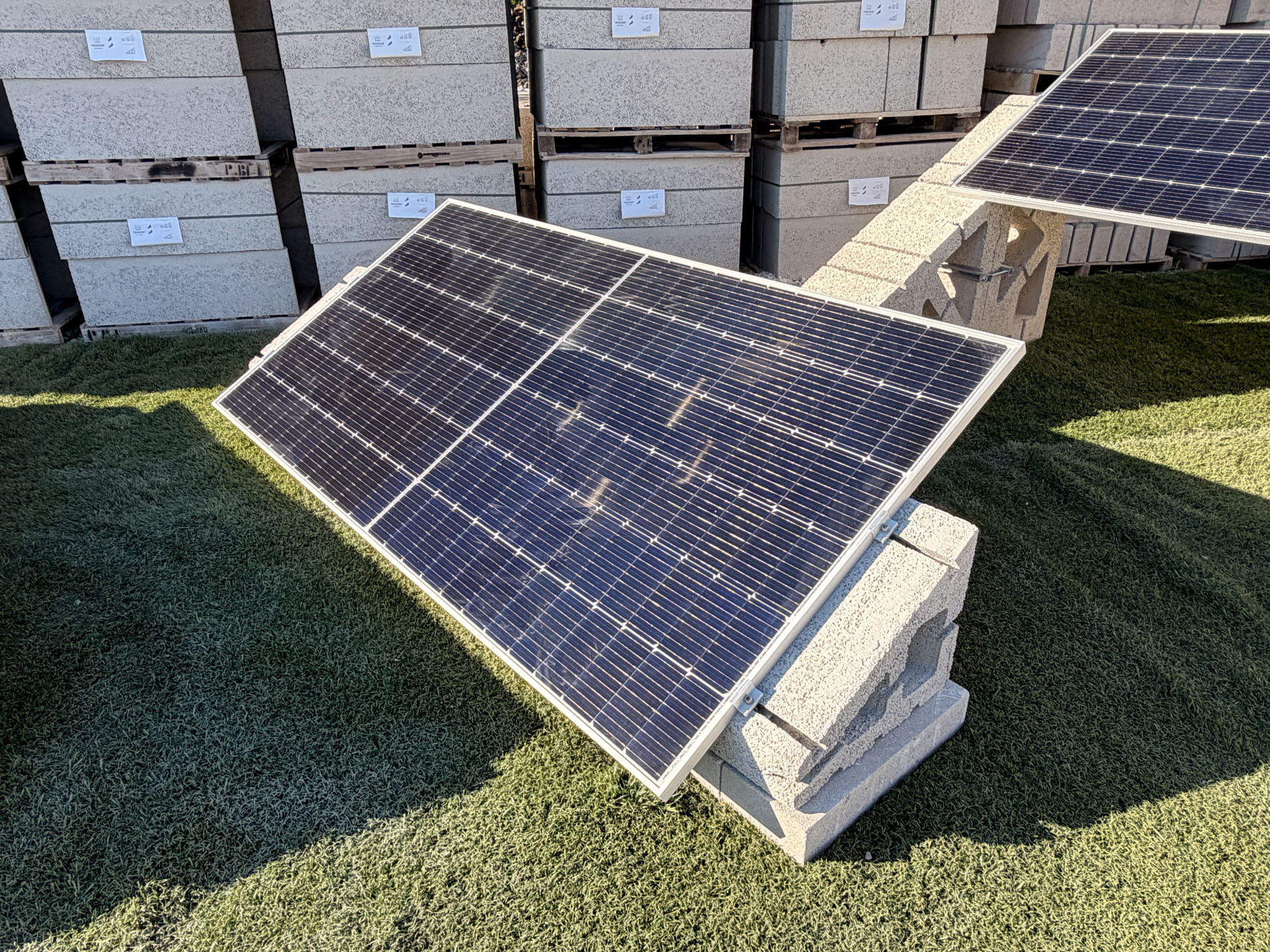 Panel solar montado sobre soporte de hormigón