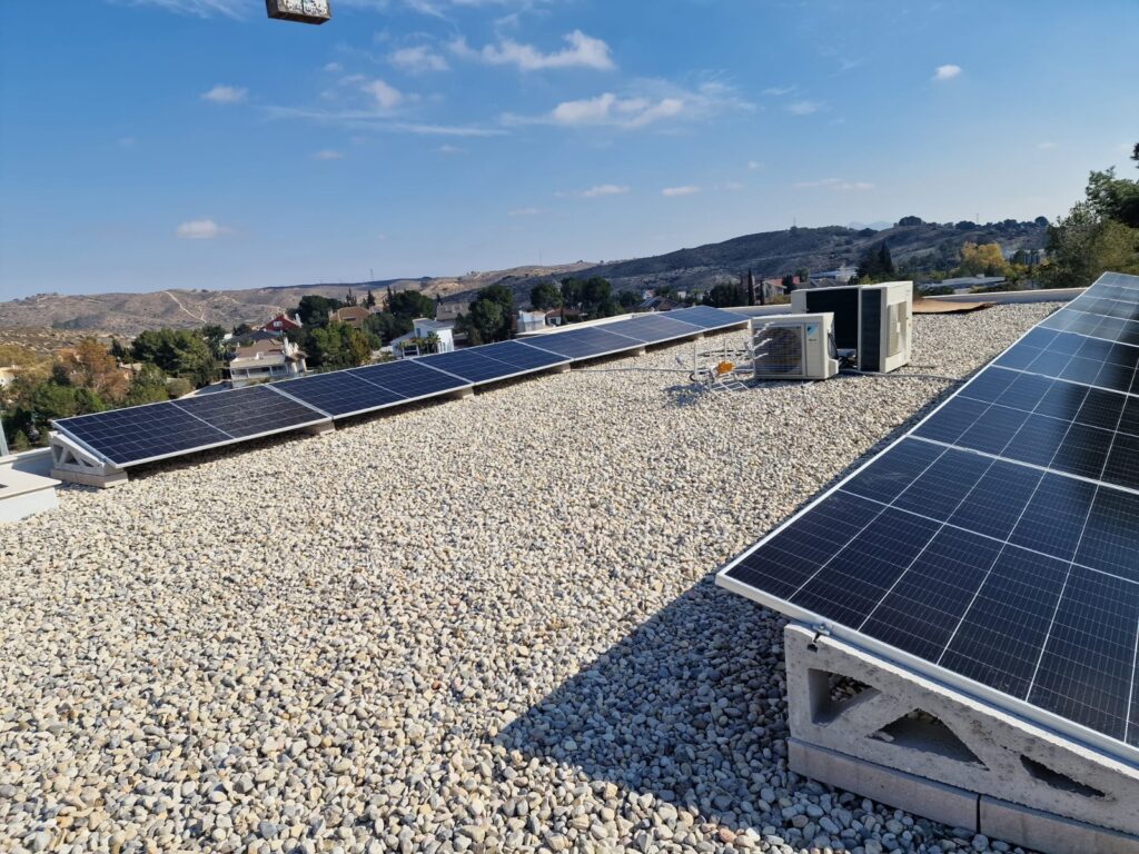 Instalación de soporte de hormigón 15º horizontal con lastres de 50 cm en Finestrat (Alicante)