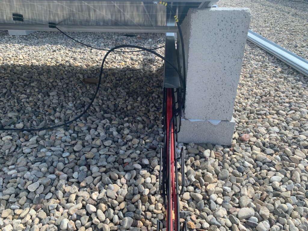 instalación fotovoltaica con soportes de hormigón 15º en cubierta plana