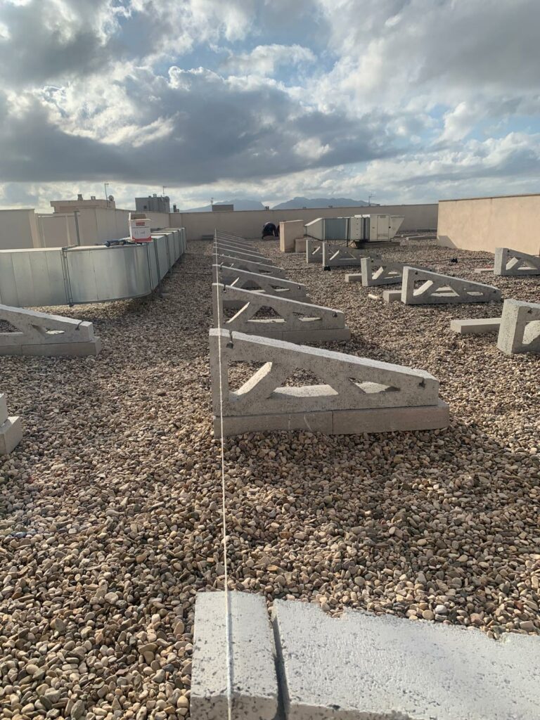 alineación de soportes de hormigón para paneles solares en cubierta plana