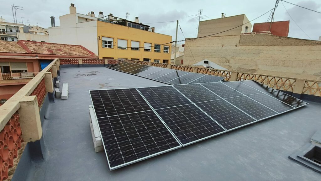 Instalación de soporte de hormigón 15º vertical con lastre de 50 cm en Granada