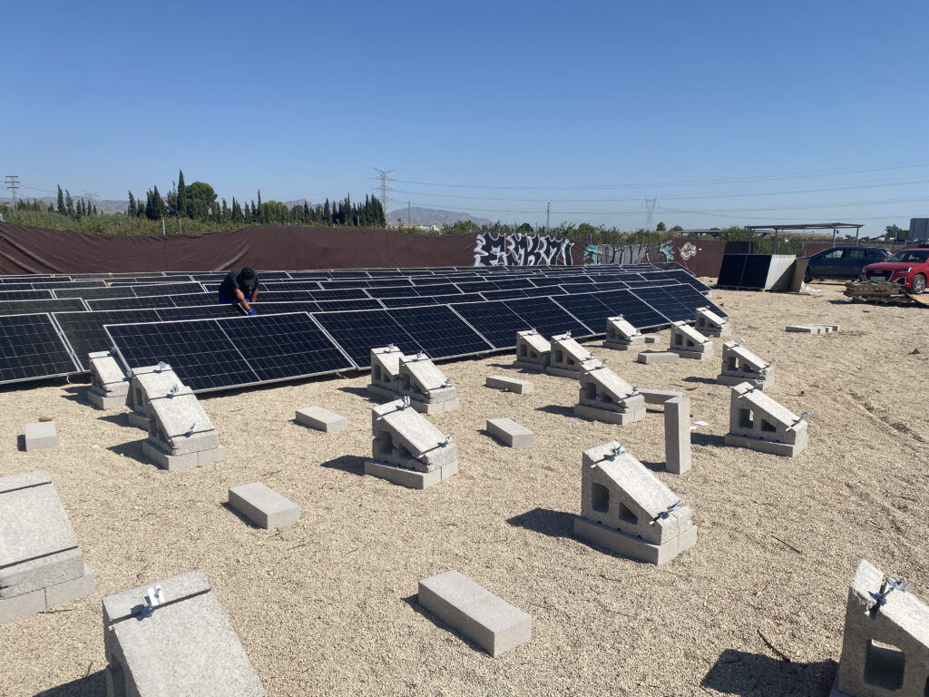 Instalación de soporte de hormigón 30º horizontal con lastre de 50 cm y sistema de nivelación en Alicante